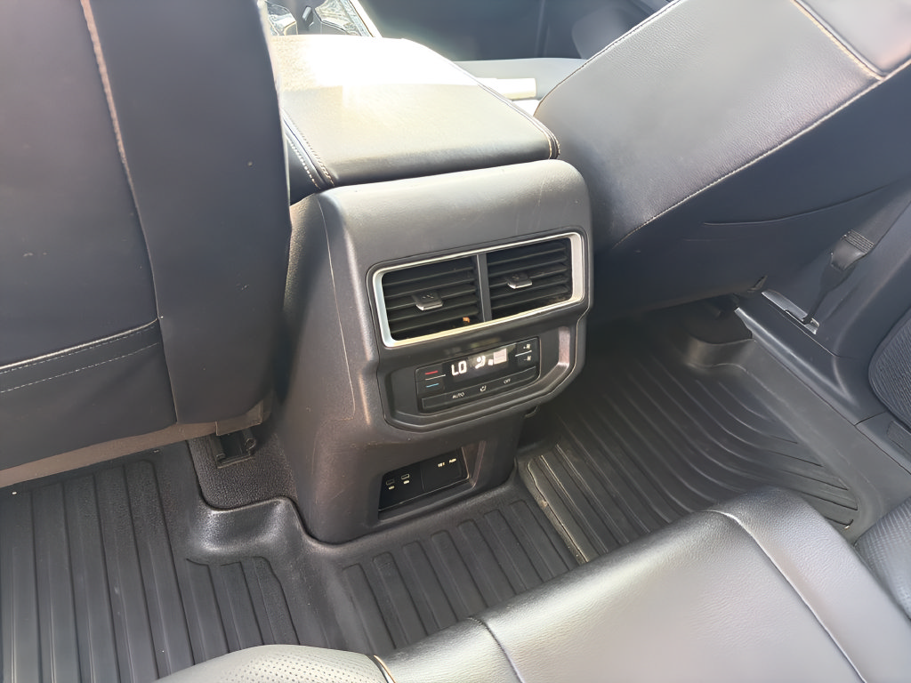Used 2024 Volkswagen Atlas SE w/ Panoramic Sunroof Package FWD image 35