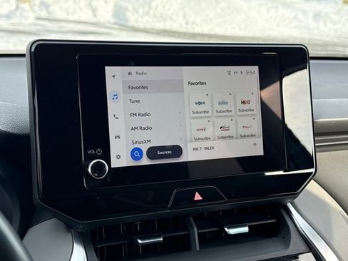 Used 2023 Toyota Venza LE image 20