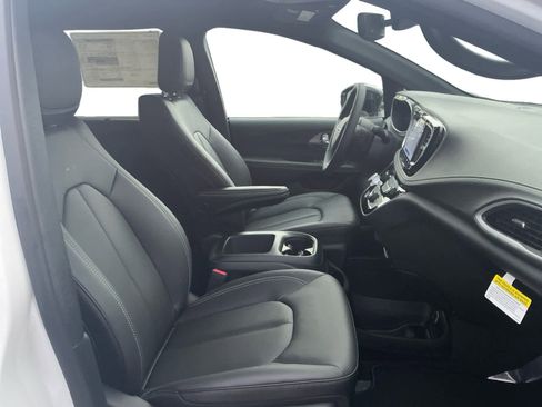 New 2026 Chrysler Pacifica Select FWD image 18