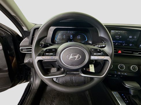 Used 2025 Hyundai Elantra SE image 13