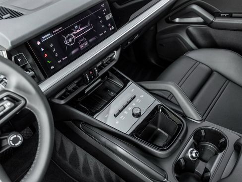 Certified 2025 Porsche Cayenne image 27