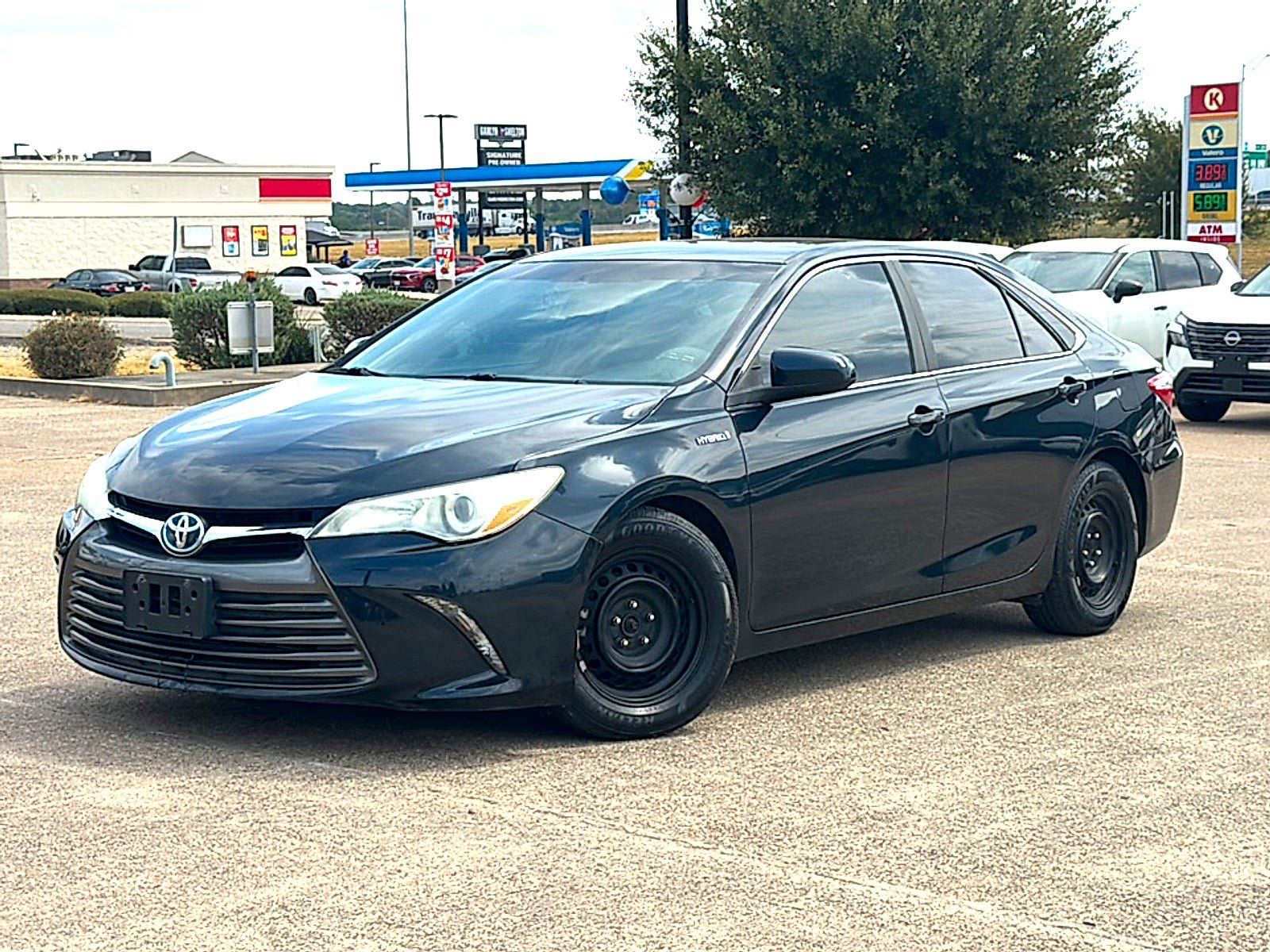 Used 2016 Toyota Camry LE FWD image 2