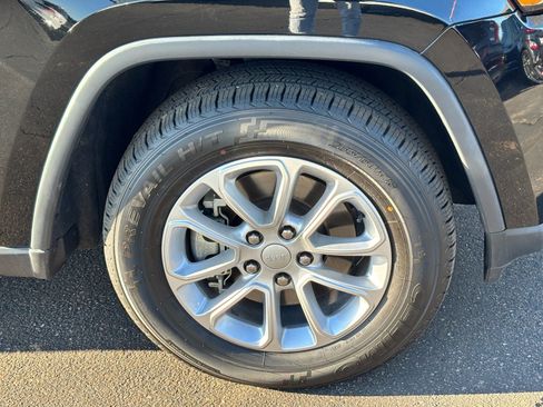 Used 2022 Jeep Grand Cherokee Laredo E image 10