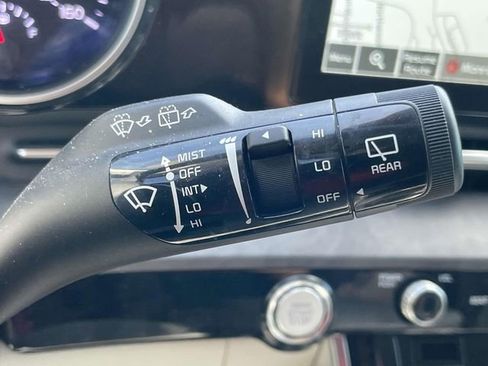 Used 2022 Kia Carnival EX FWD image 31