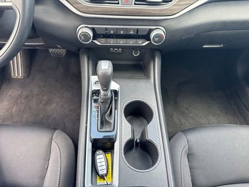 Used 2025 Nissan Altima 2.5 SV FWD image 11