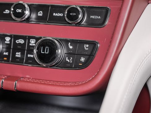 Used 2025 Bentley Bentayga image 45