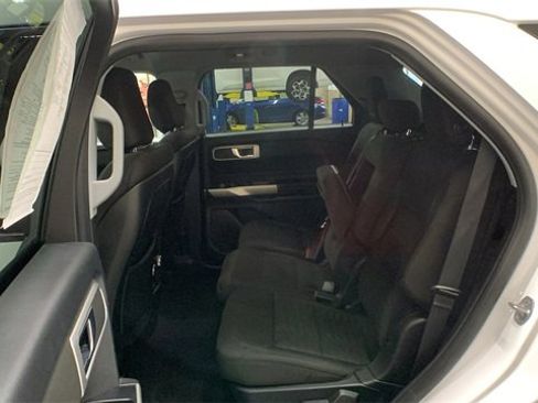 Used 2020 Ford Explorer XLT w/ Comfort Package image 12