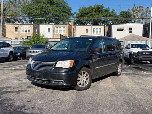 Used 2014 Chrysler Town & Country Touring FWD image 3