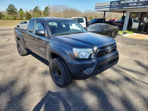 Used 2013 Toyota Tacoma 4x4 Access Cab w/ Convenience Pkg image 2