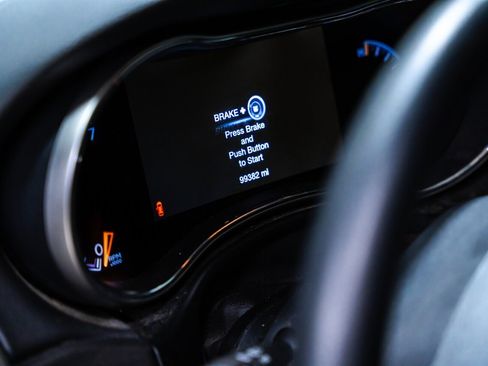 Used 2018 Jeep Grand Cherokee Altitude image 15