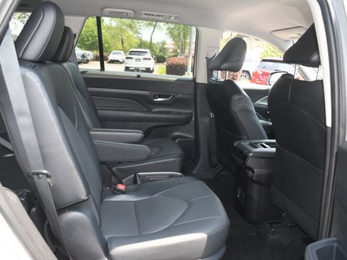 Certified 2025 Toyota Grand Highlander FWD image 18