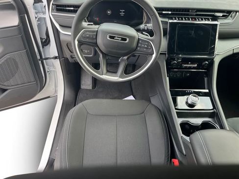 New 2025 Jeep Grand Cherokee L Laredo image 10