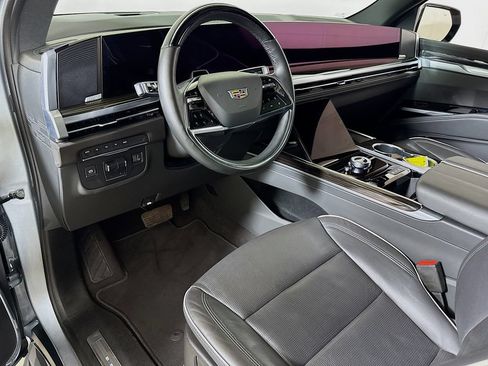 Certified 2025 Cadillac Escalade Premium Luxury AWD/4WD image 7