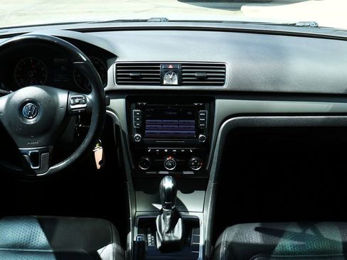 Used 2015 Volkswagen Passat 1.8T SE image 32