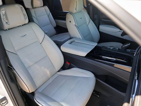 Certified 2023 Cadillac Escalade Sport w/ LPO, ONYX Package image 33