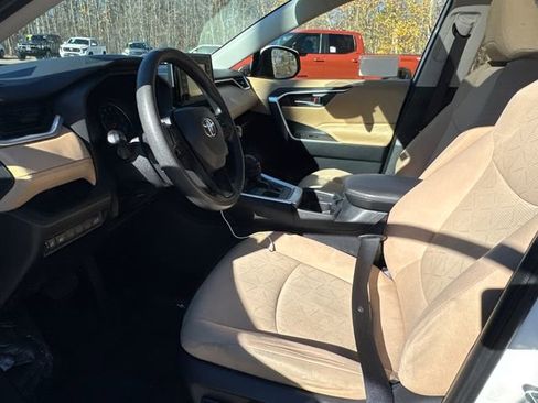 Used 2019 Toyota RAV4 XLE w/ Convenience Package image 39