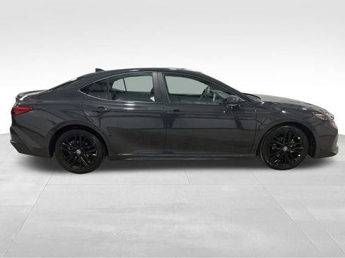 Used 2025 Toyota Camry SE image 6