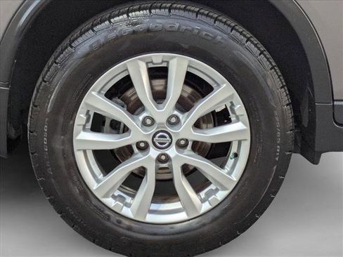 Used 2018 Nissan Rogue SV image 22