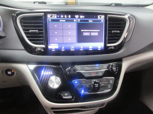 Used 2023 Chrysler Pacifica Touring-L FWD image 36