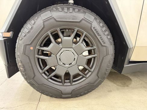 Used 2024 Tesla Cybertruck AWD Crew Cab image 7