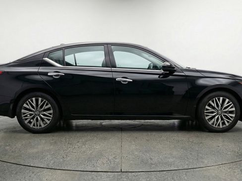 Used 2025 Nissan Altima 2.5 SV FWD image 11