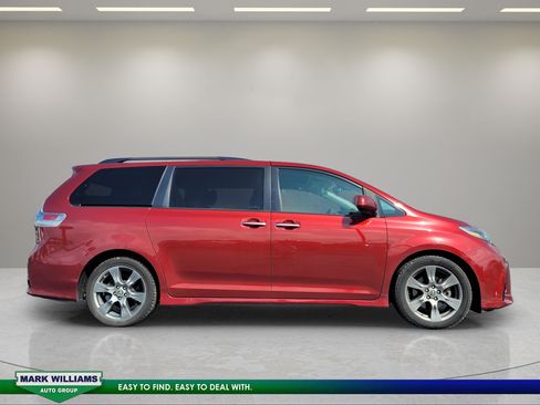 Used 2018 Toyota Sienna SE w/ SE Preferred Package FWD image 2
