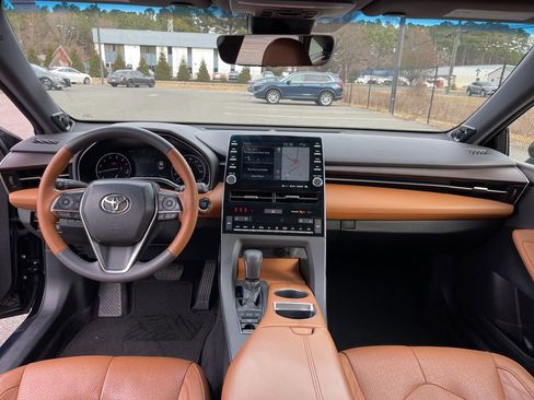 Used 2019 Toyota Avalon Limited image 8