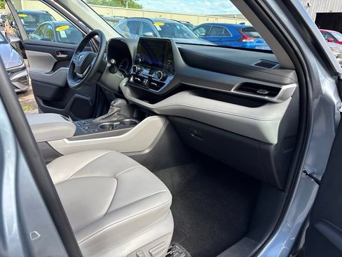 Used 2024 Toyota Highlander XLE AWD/4WD image 27