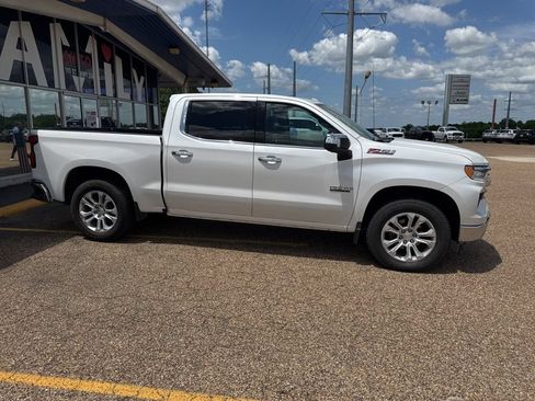Used 2022 Chevrolet Silverado 1500 LTZ AWD/4WD image 2