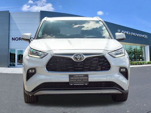 Used 2022 Toyota Highlander Platinum AWD/4WD image 2