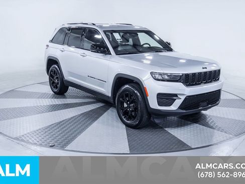 Used 2025 Jeep Grand Cherokee Altitude AWD/4WD image 14