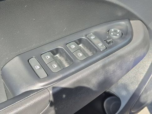 Used 2025 Hyundai Venue SEL FWD image 13