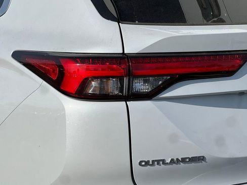 New 2025 Mitsubishi Outlander SE image 28