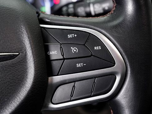 Used 2018 Chrysler Pacifica Touring-L FWD image 12