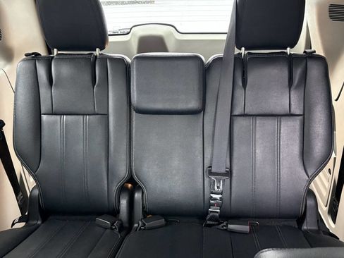 Used 2016 Chrysler Town & Country Touring image 12