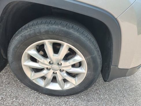 Used 2016 Jeep Cherokee Limited AWD/4WD image 2