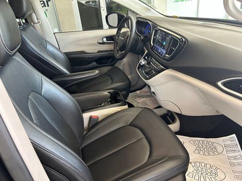 Used 2024 Chrysler Pacifica Touring-L FWD image 23