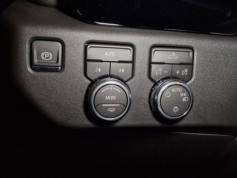 New 2026 GMC Sierra 1500 SLE w/ Preferred Package AWD/4WD image 17