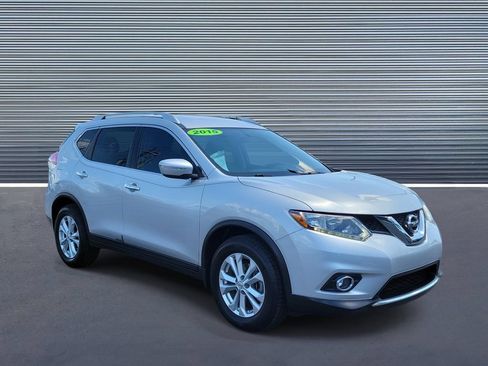 Used 2015 Nissan Rogue SV FWD image 2