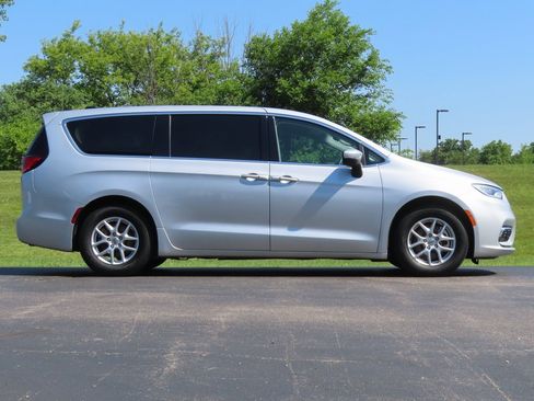 Used 2023 Chrysler Pacifica Touring-L image 2