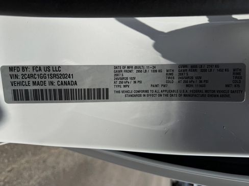 Used 2025 Chrysler Pacifica Limited FWD image 35