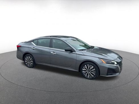 Used 2025 Nissan Altima 2.5 SV FWD image 2