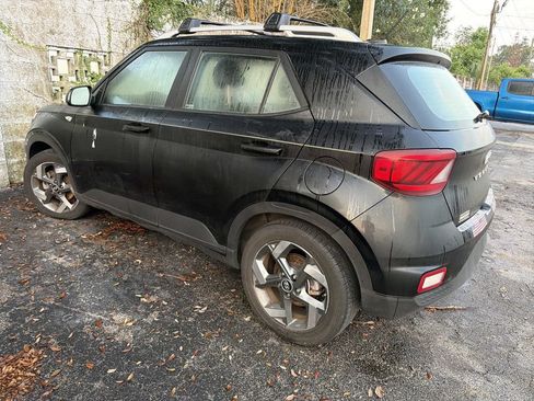 Used 2024 Hyundai Venue SEL FWD image 1