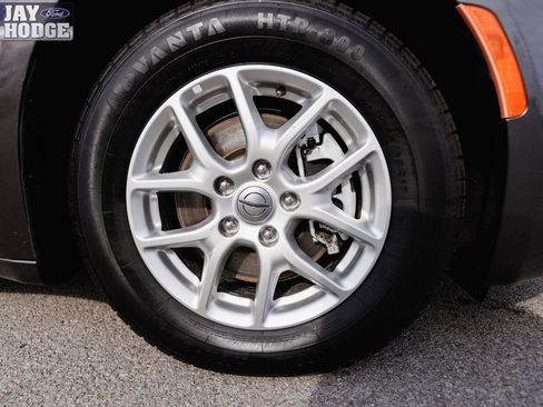 Used 2023 Chrysler Voyager LX image 28