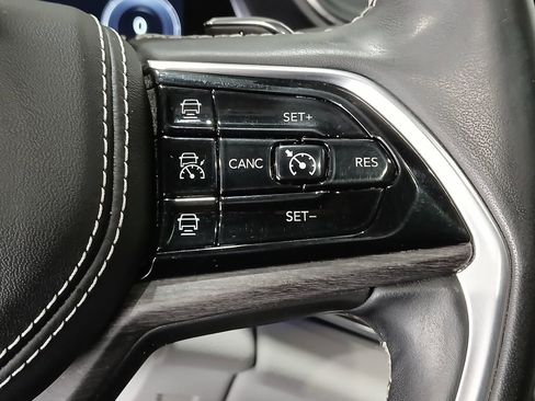 Used 2022 Jeep Grand Cherokee Overland w/ Luxury Tech Group IV AWD/4WD image 31
