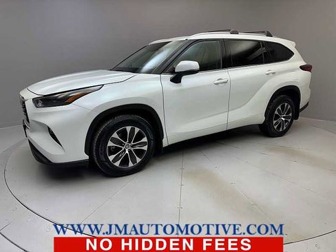 Used 2022 Toyota Highlander XLE image 1