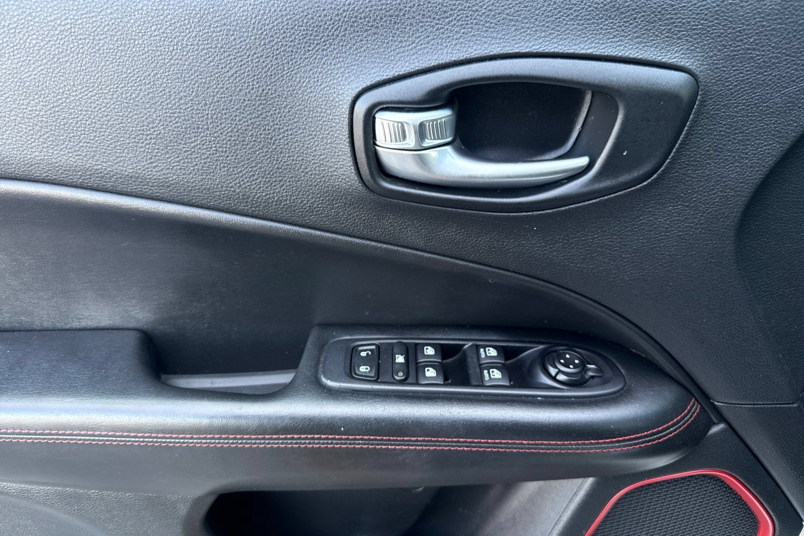 Used 2019 Jeep Compass Trailhawk AWD/4WD image 10