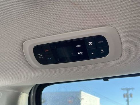 Used 2024 Chrysler Pacifica Touring-L image 19