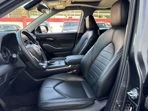 Used 2023 Toyota Highlander XLE image 27