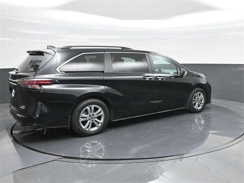 Used 2022 Toyota Sienna XSE image 4